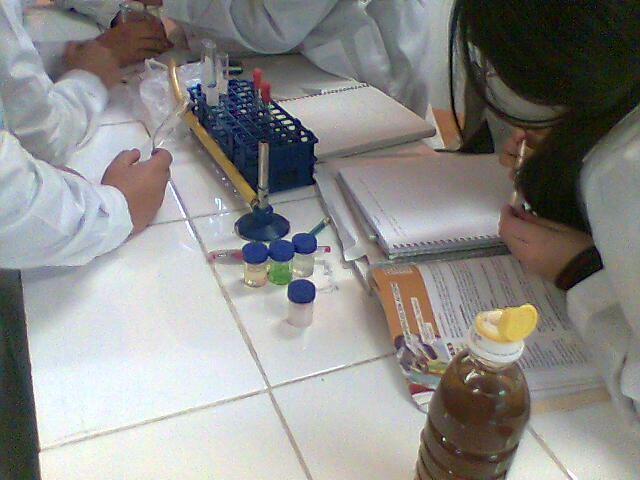 Estudiante realizando apuntes de un experimento